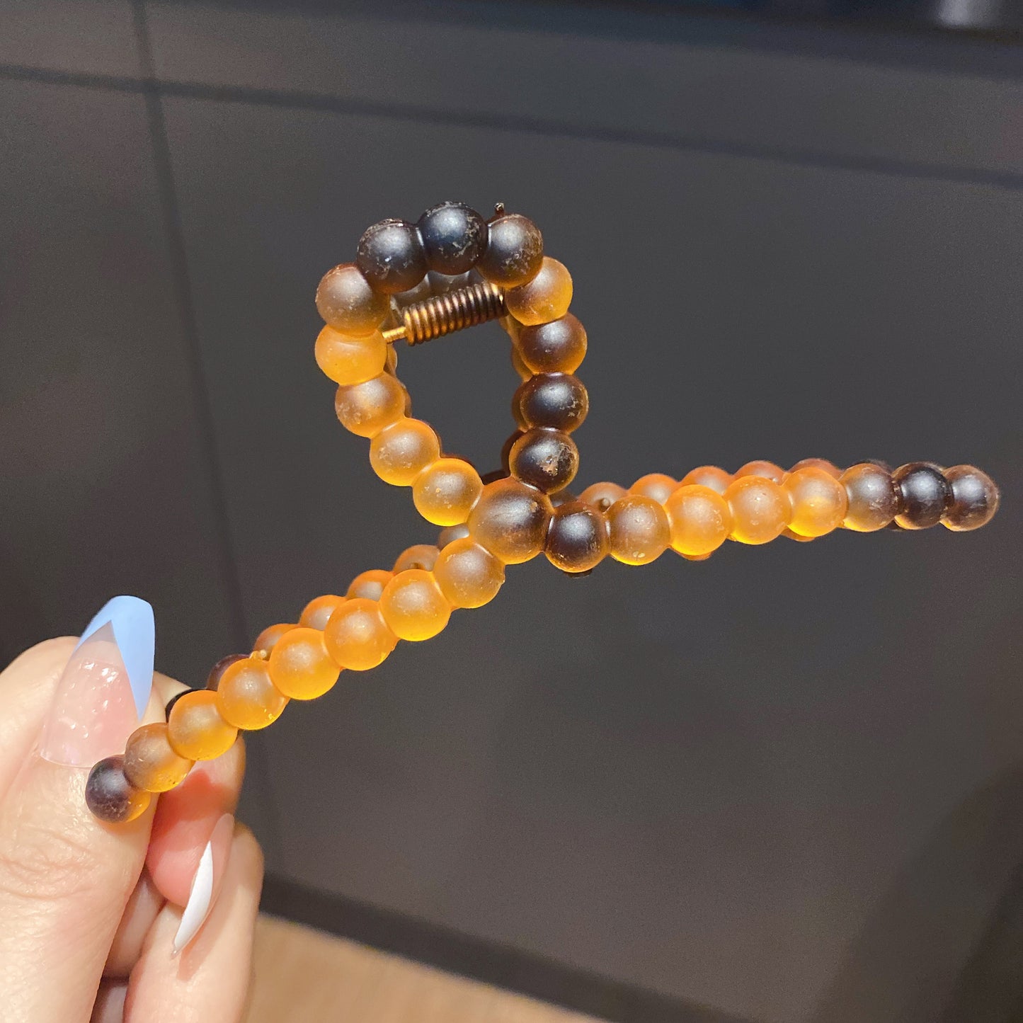 Hårklämma med vriden design - Nordic Glowing